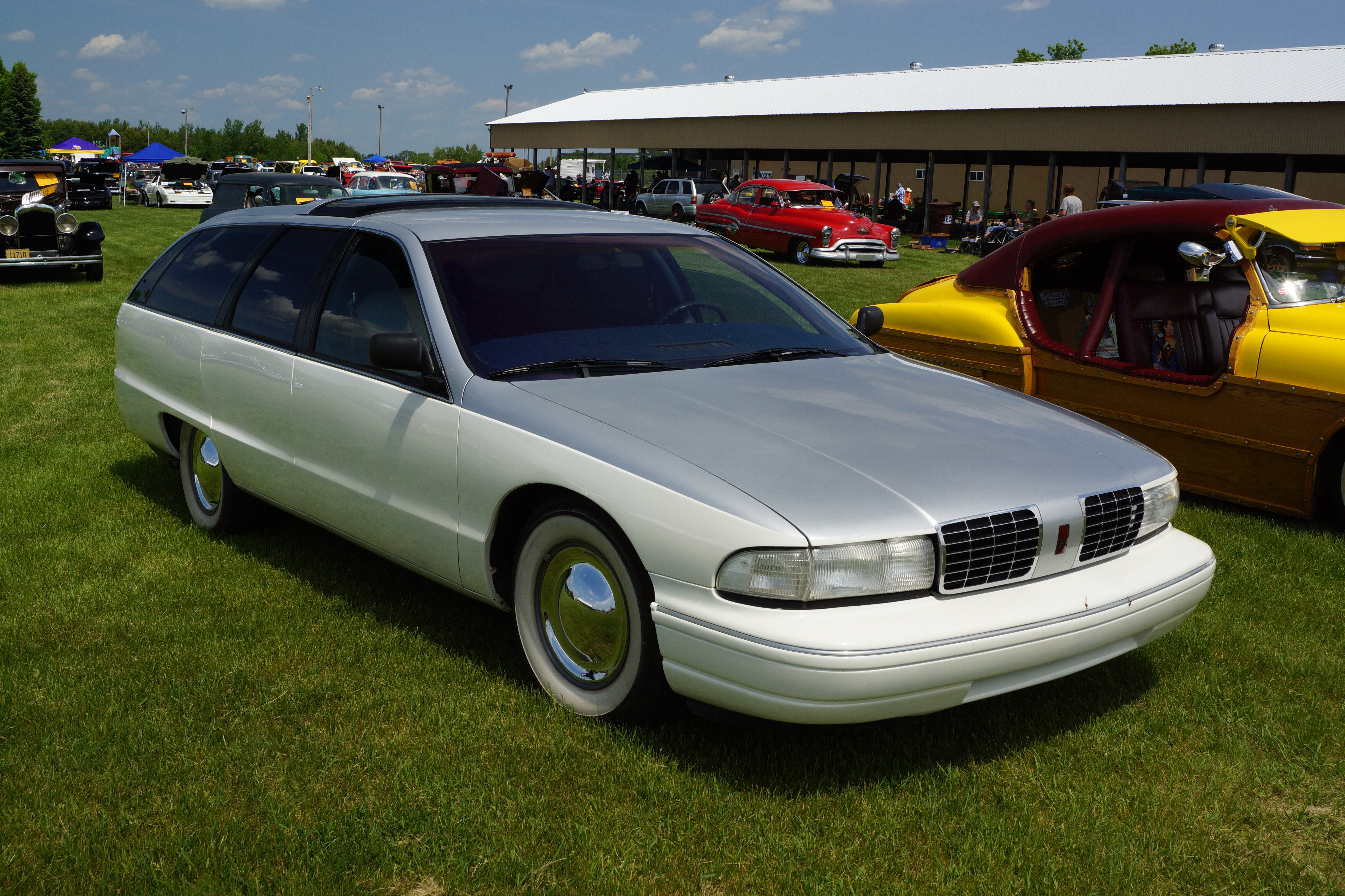 1992_Oldsmobile_Custom_Cruiser_(27265564782)