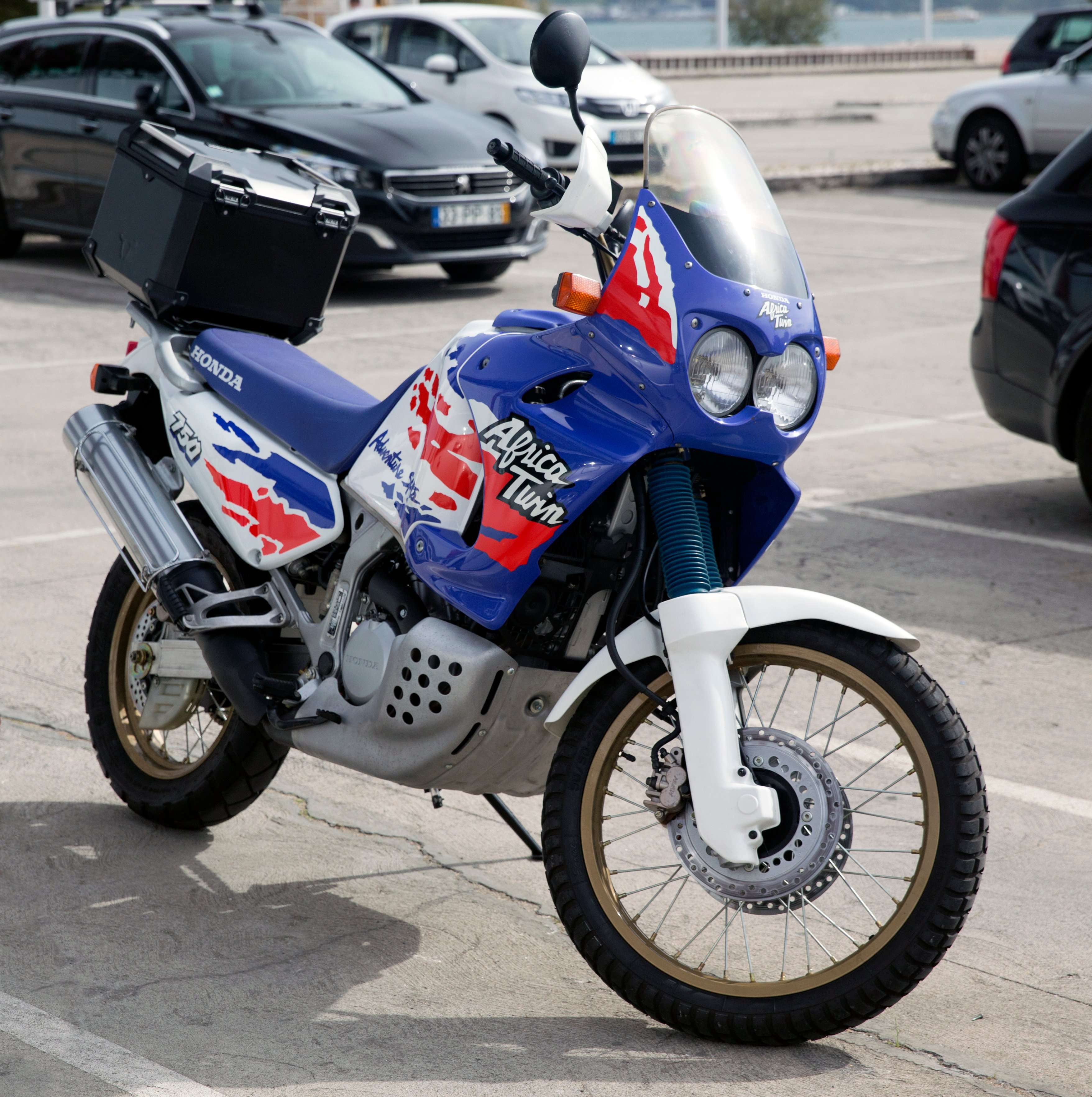 1993_Honda_XRV750_Africa_Twin_RD07_with_packbox