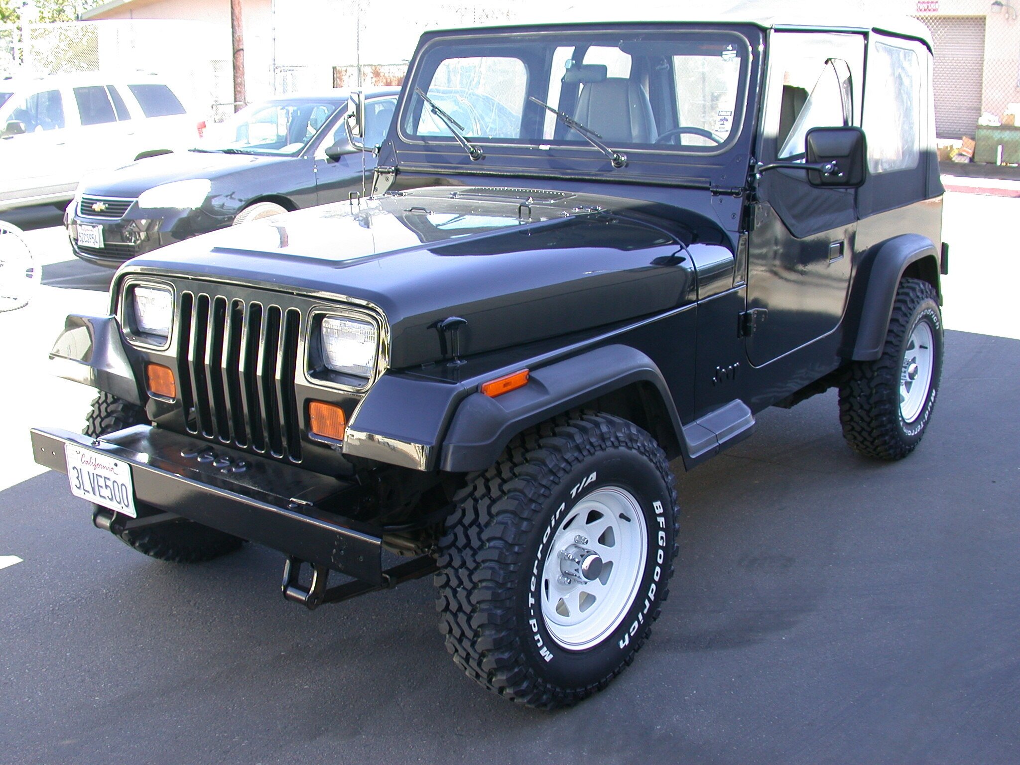 1995_Jeep_Wrangler_Front_Black