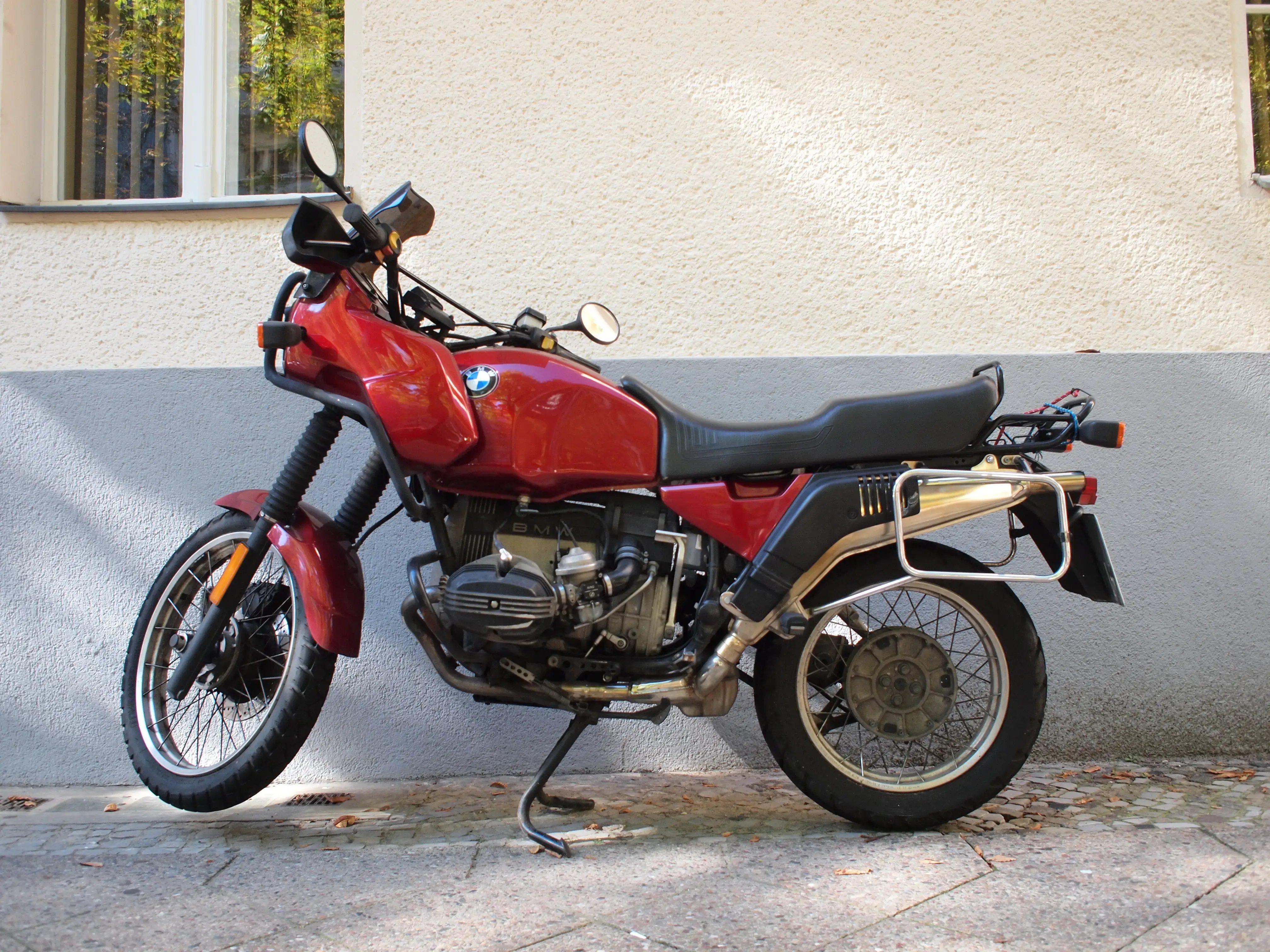 BMW_R80GS_in_front_of_white_wall
