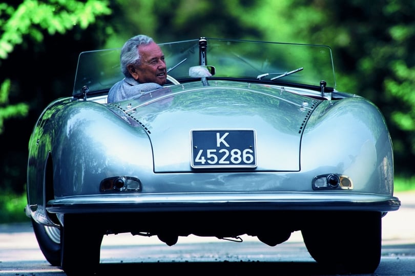 Ferry Porsche in einem Porsche 356.jpg