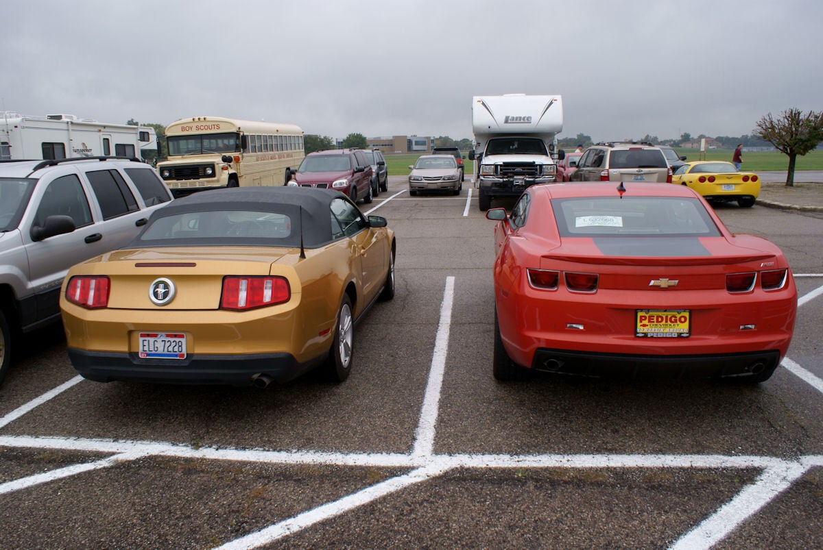 Chevrolet_Camaro_2010_RS_Ford_Mustang_2010