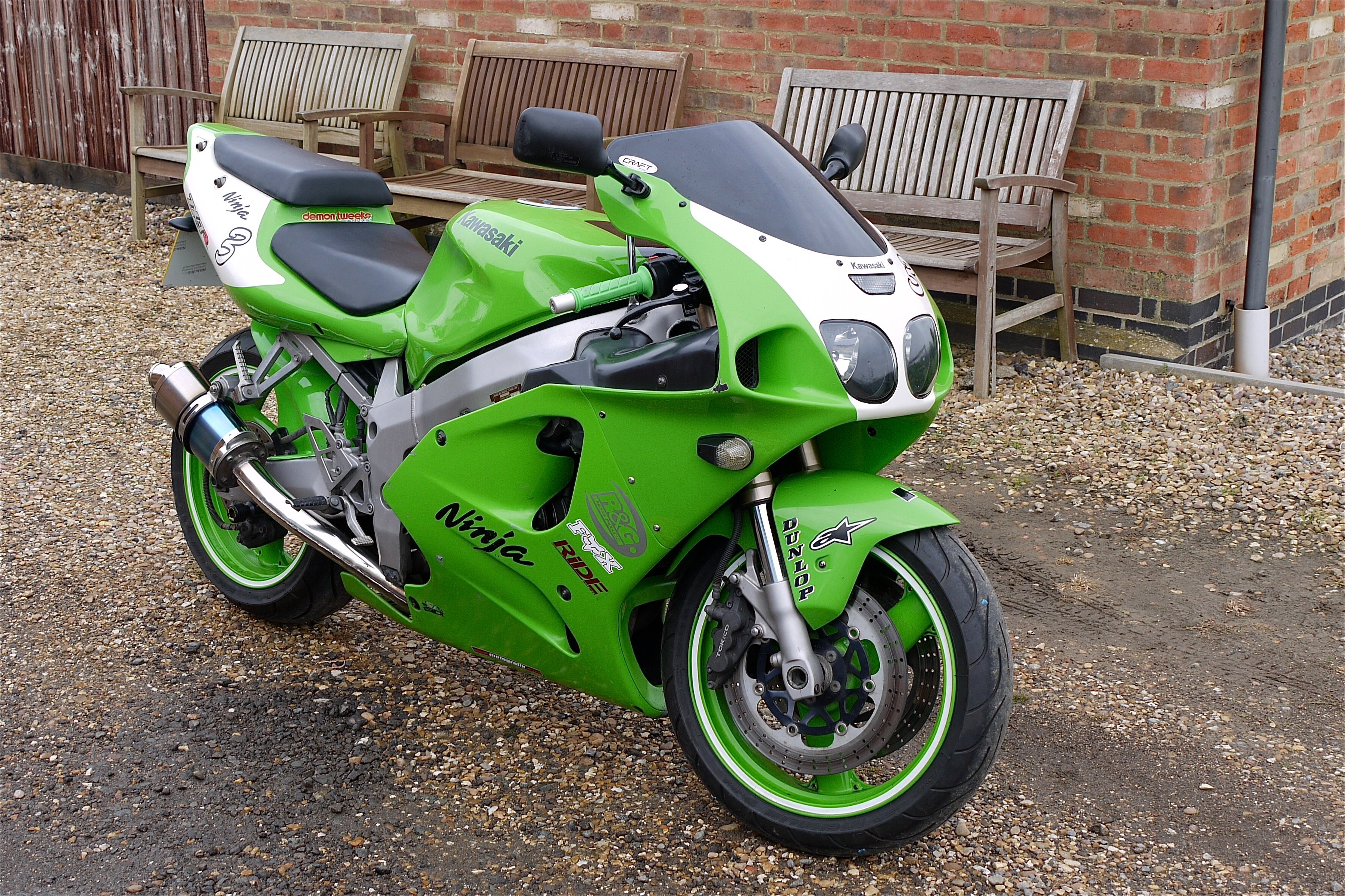 Kawasaki_Ninja_ZX-7R_-_