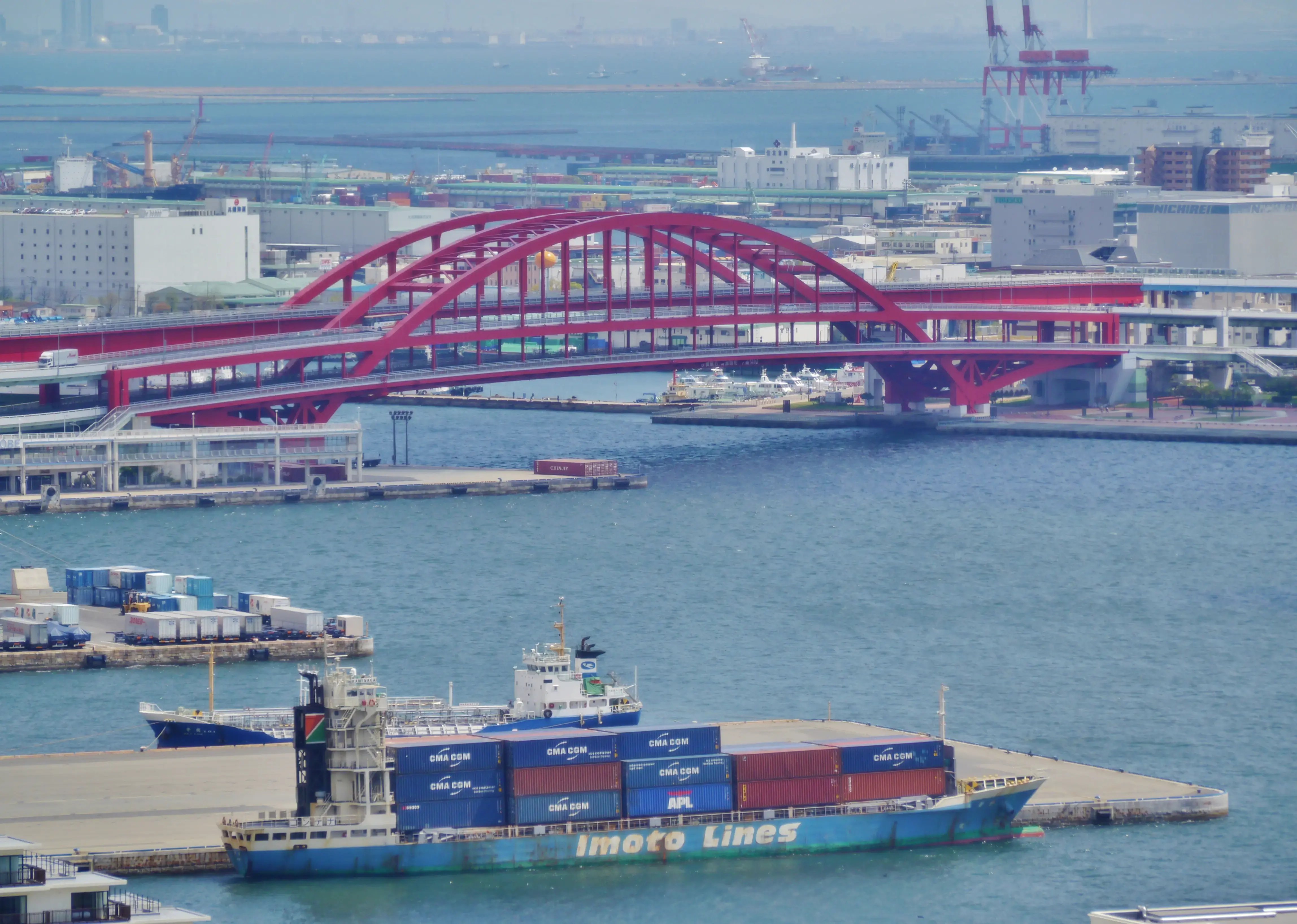 Kobe_Kobe_Port_Tower_Blick_auf_die_Kobe_Bridge_3