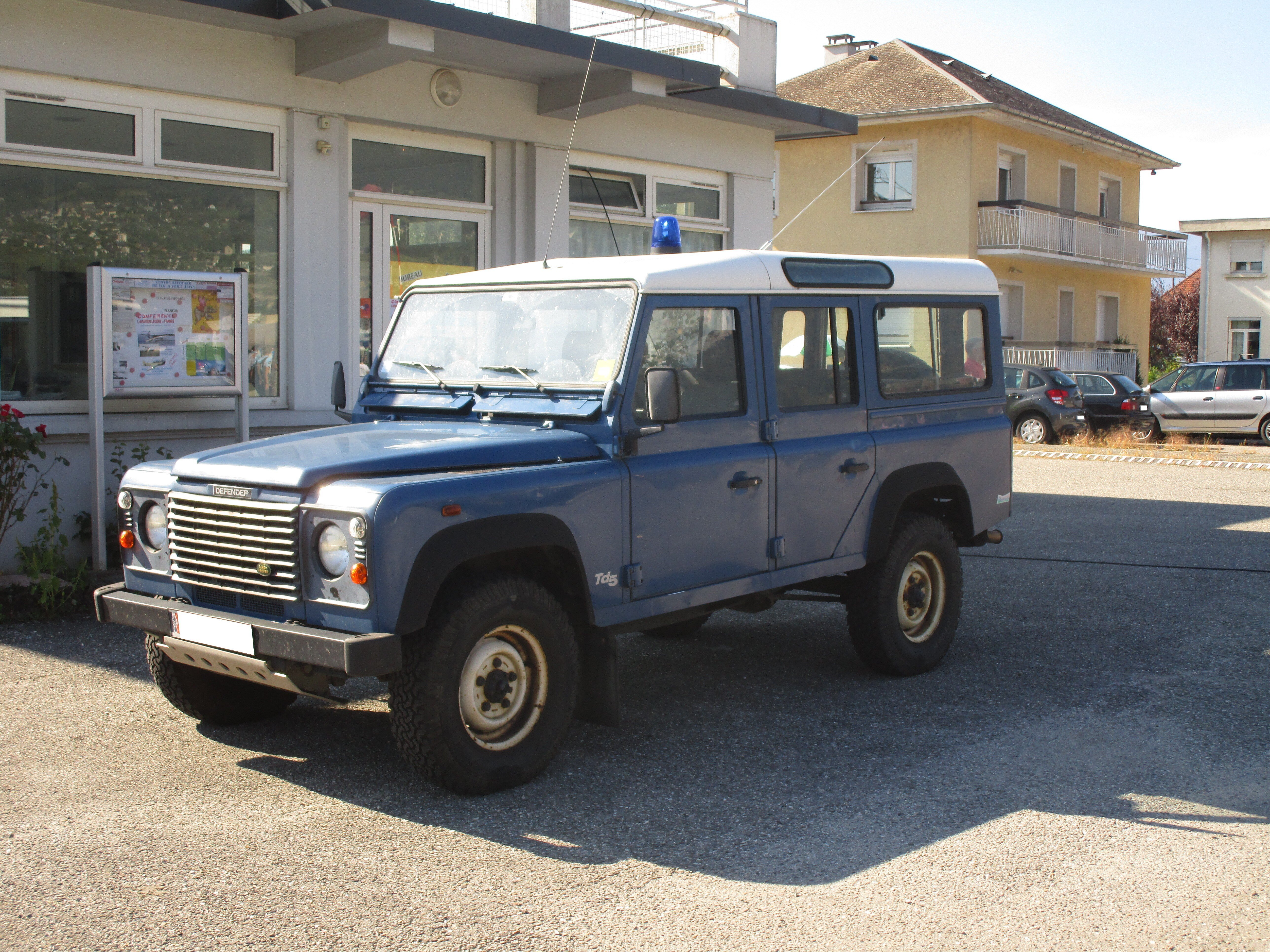 Land_Rover_Defender_110_(Blue