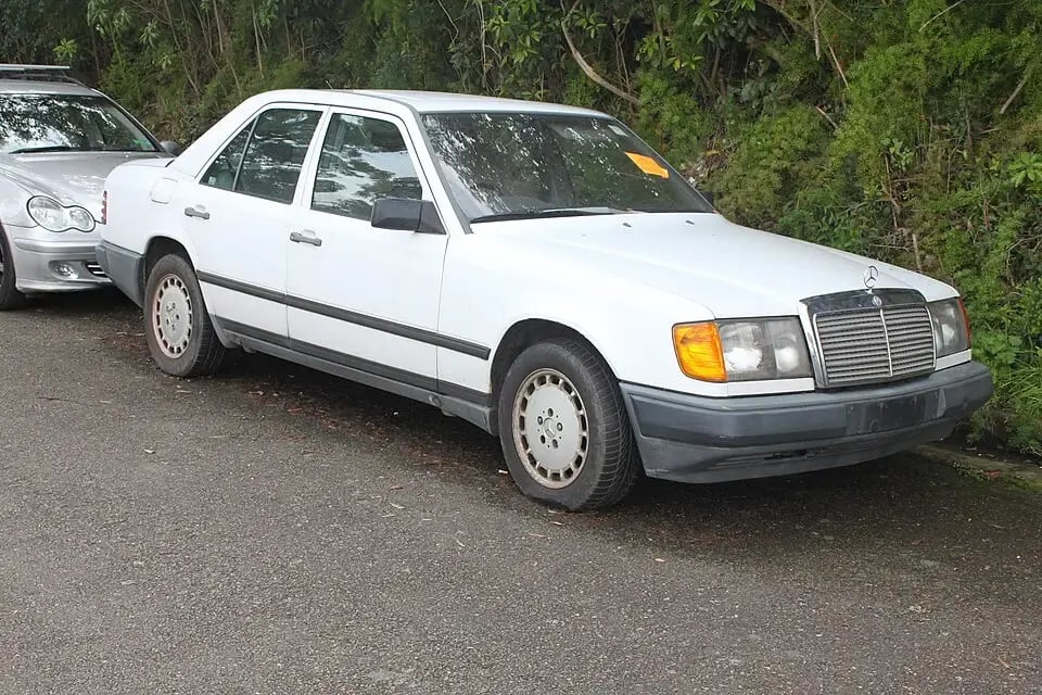 Mercedes_Benz_W124_300E