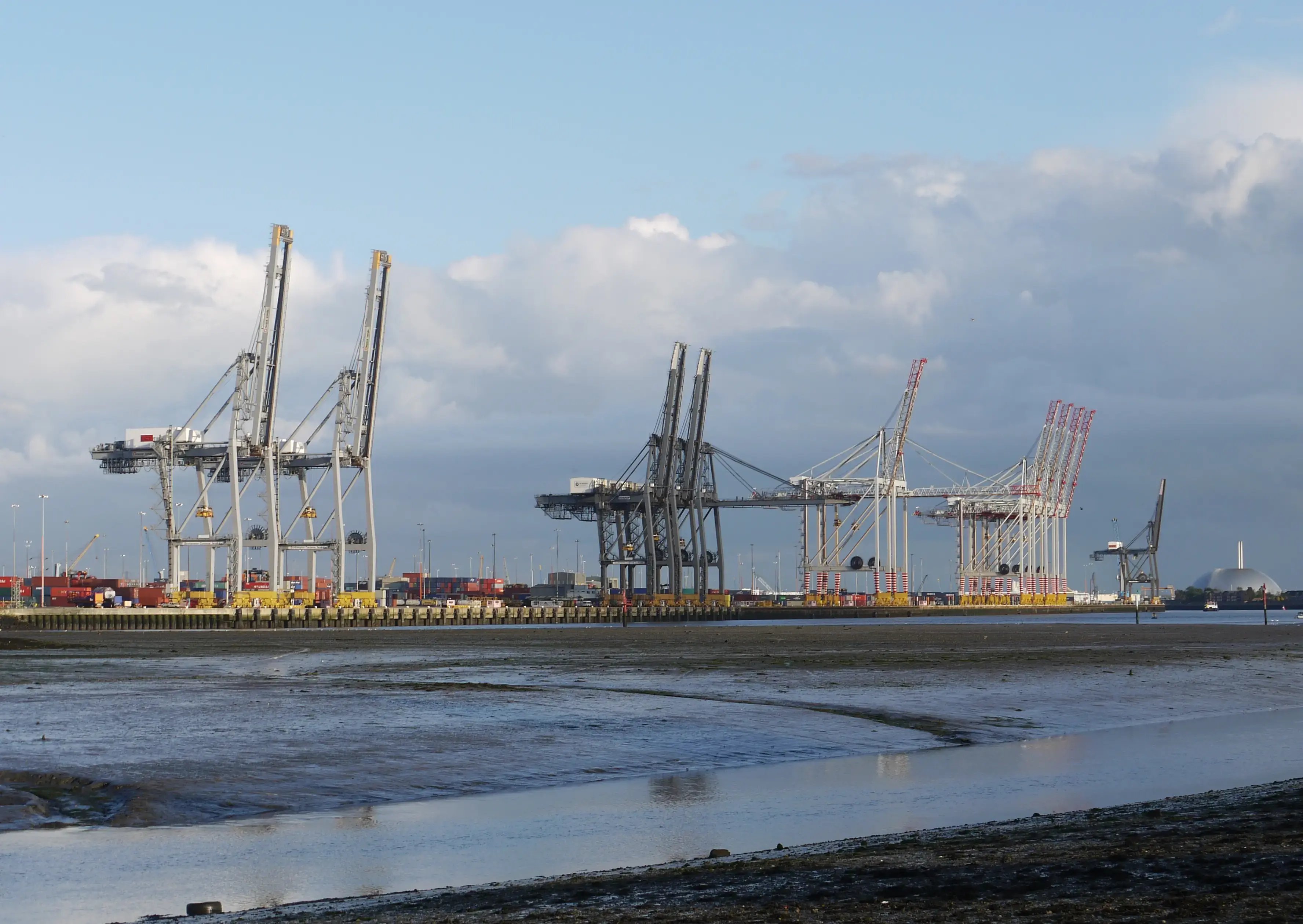 Southampton_container_port_daylight