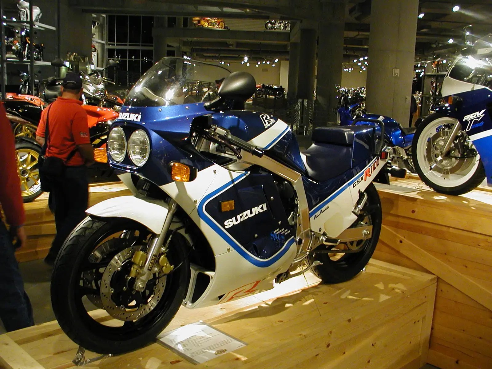 Suzuki_GSX-R1100_01