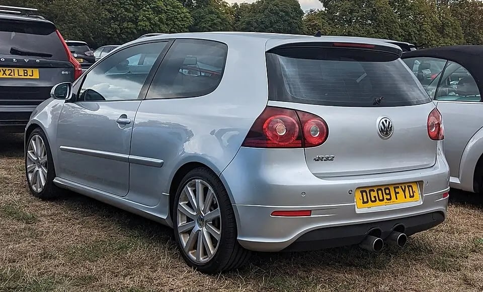 Volkswagen_Golf_R32