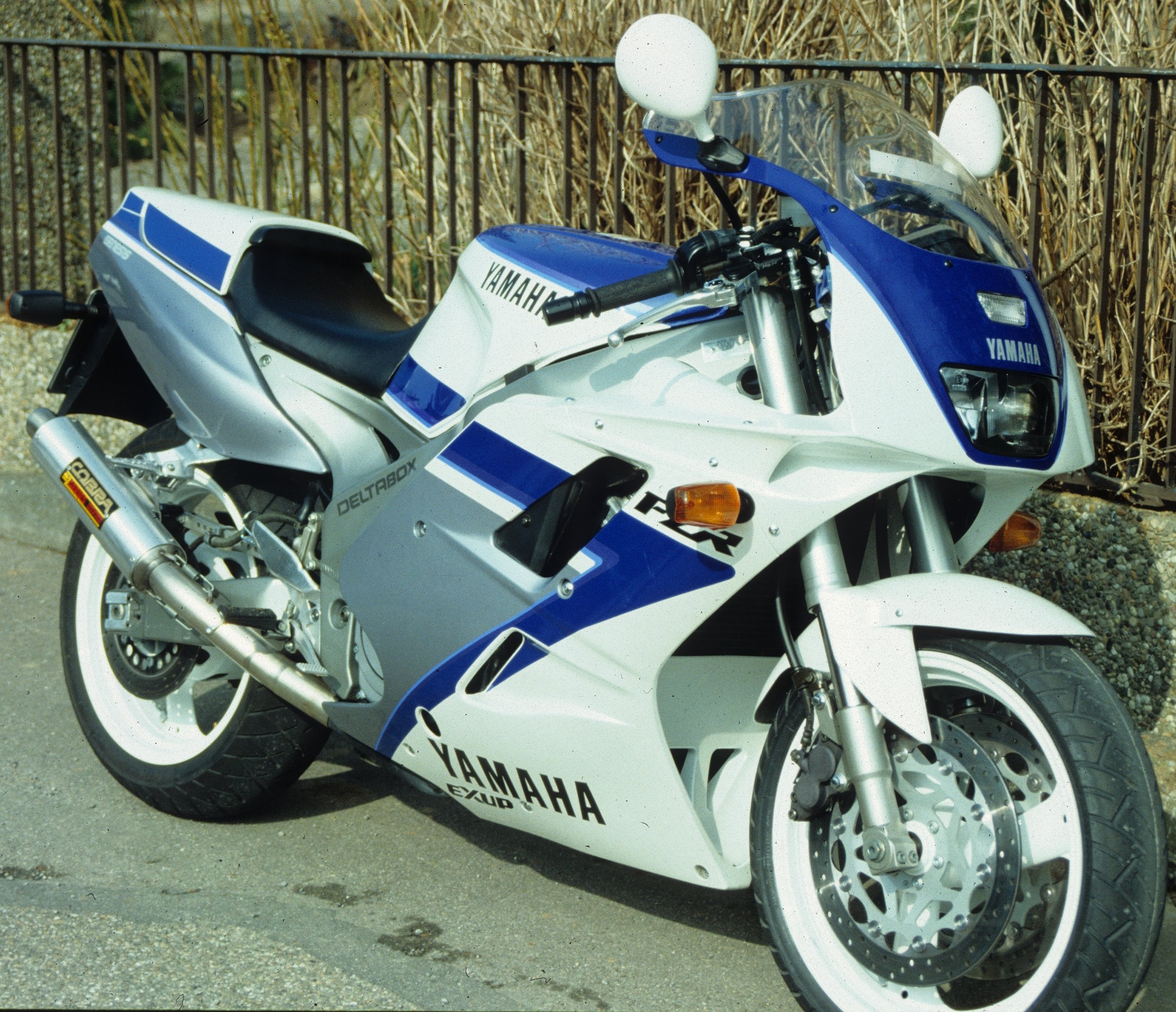 Yamaha_FZR1000