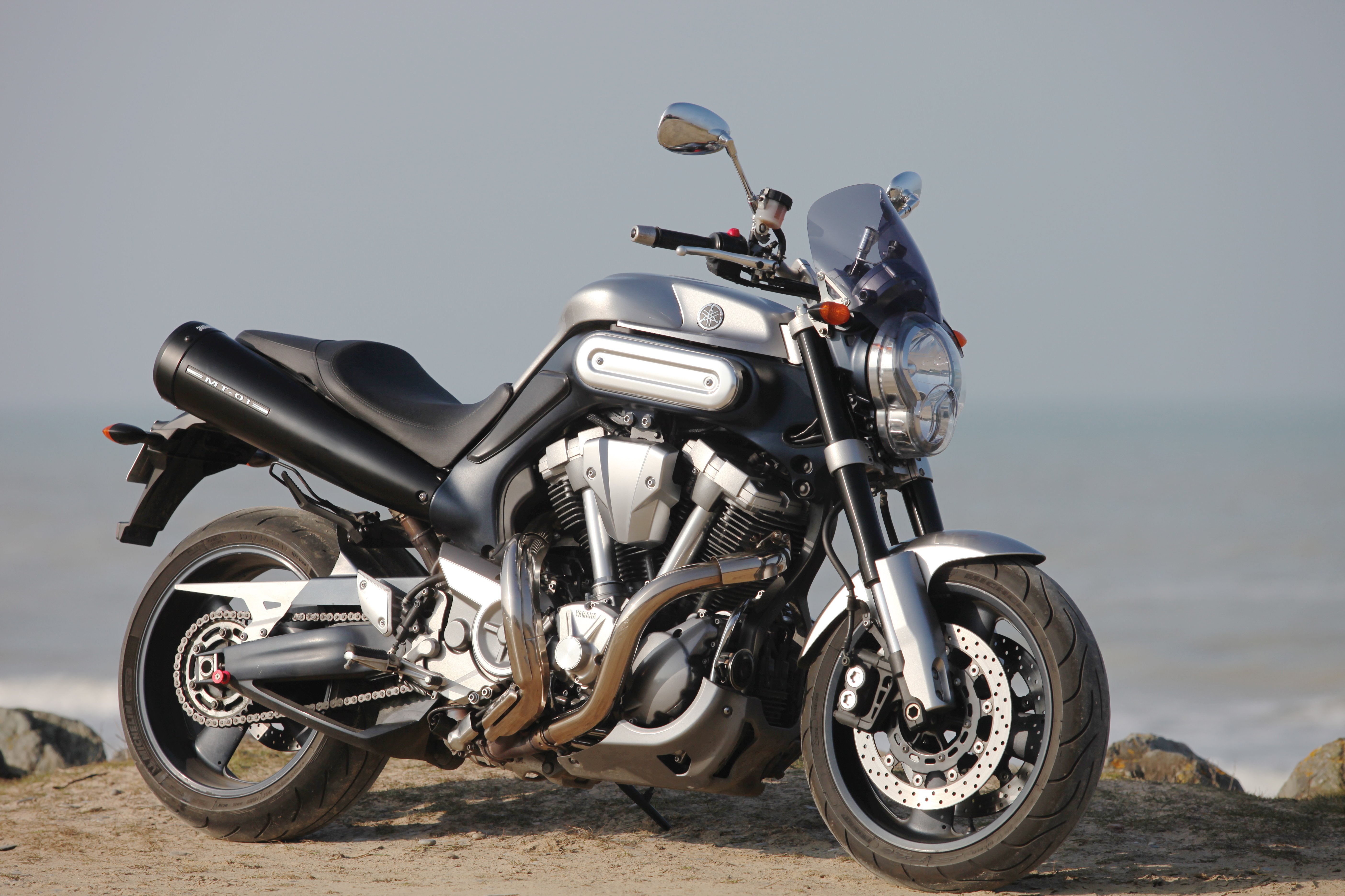 Yamaha_MT-01_-_2006