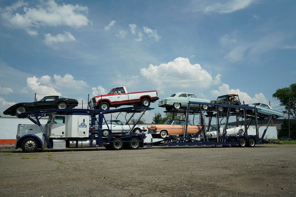 Remorque De Transporteur De Voiture Avec Des Voitures Sur La Plate-forme De  Couchette Camion De Transport De Voiture Sur La Route Image stock - Image  du portez, mouvement: 111559487